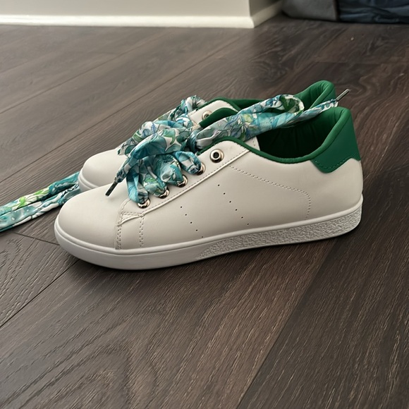 Shein white sneakers with printed laces - Picture 2 of 8